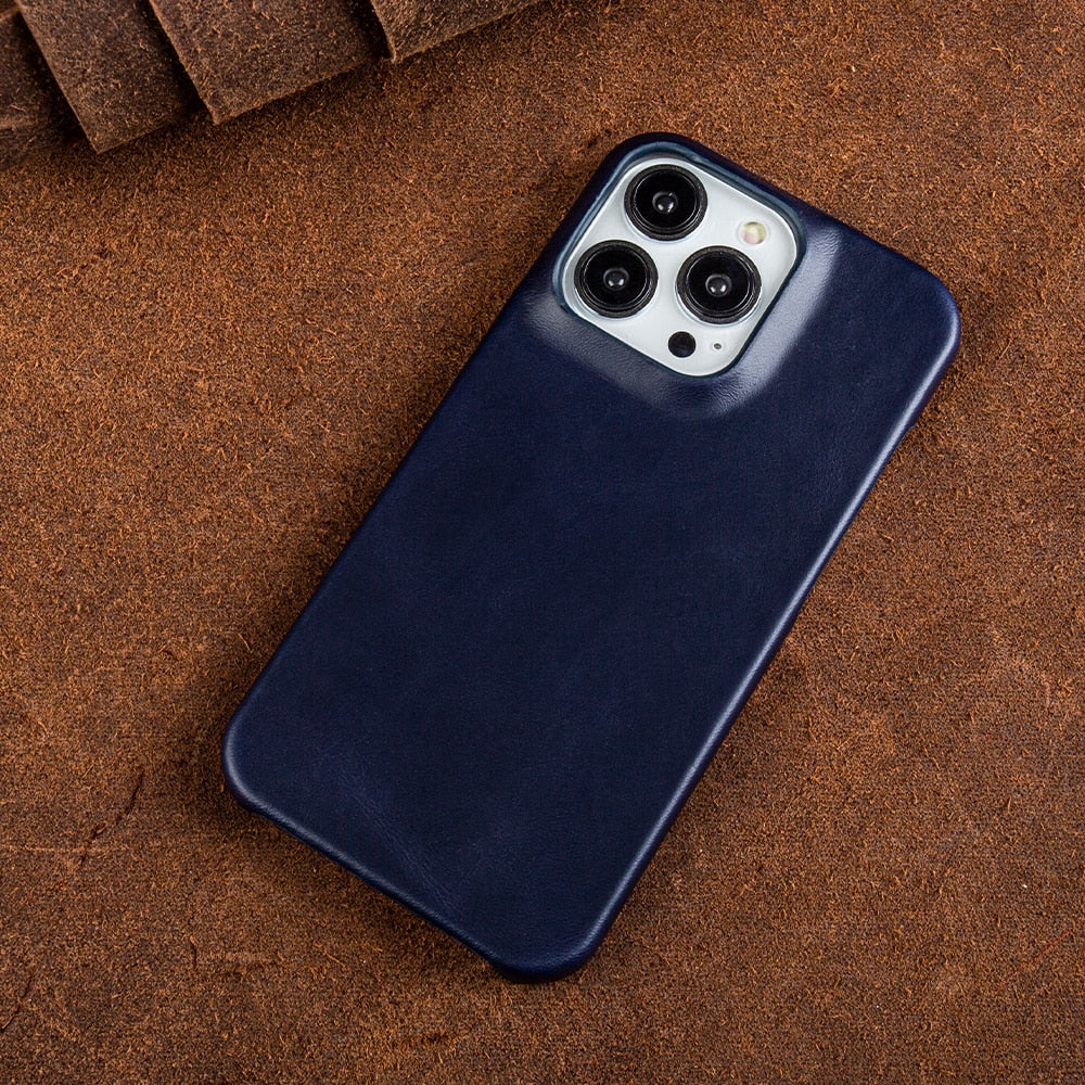 Premium iPhone Hülle in Schokolade aus echtem Ölwachs-Leder; perfekter Schutz und stilvolle Optik für Ihr Handy.