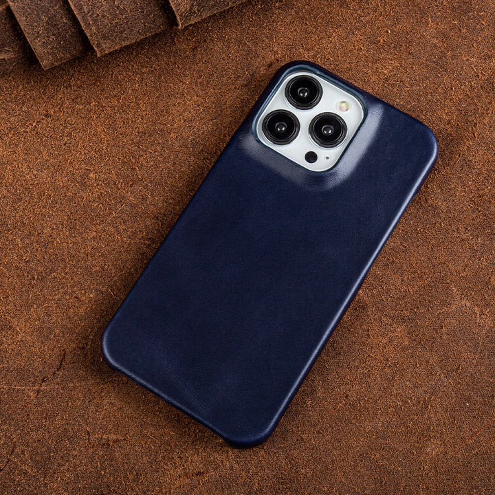 Premium iPhone Hülle in Schokolade aus echtem Ölwachs-Leder; perfekter Schutz und stilvolle Optik für Ihr Handy.