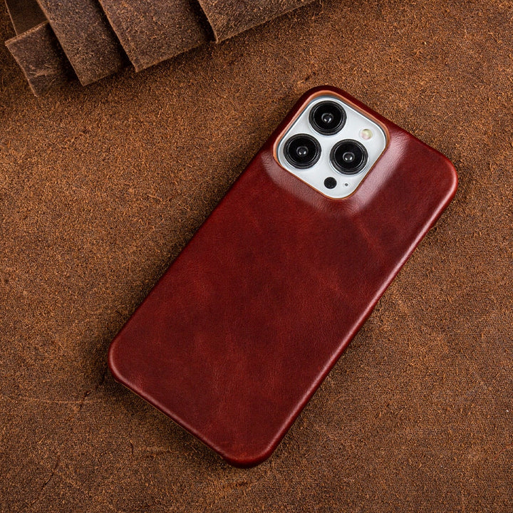 Kaffee-farbene iPhone Schutzhülle aus Ölwachs-Leder; verstärkte Ecken für optimalen Schutz gegen Stöße.