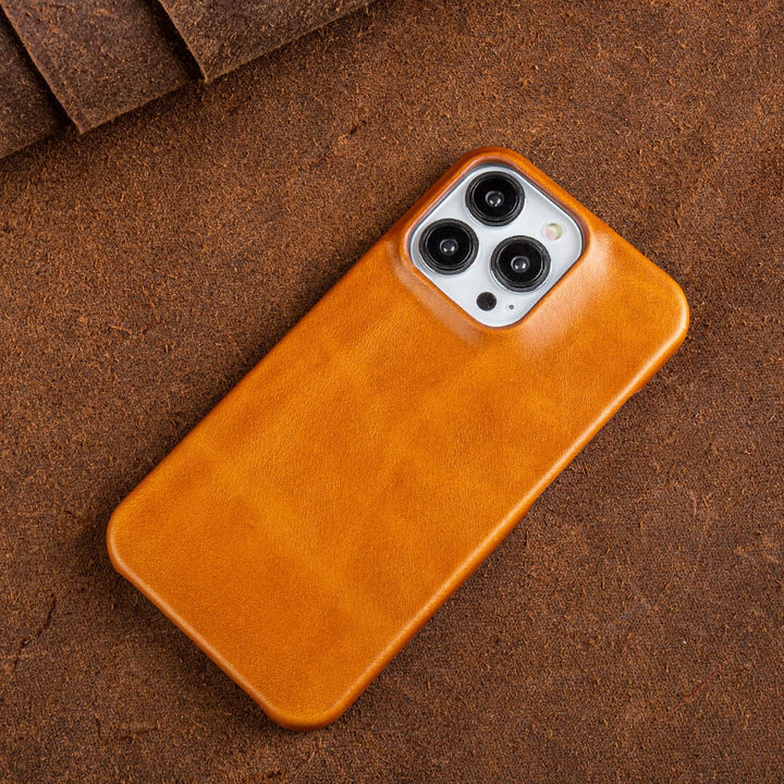 Hand hält eine luxuriöse iPhone Lederhülle aus echtem Ölwachs-Leder; betont den Premium-Griff und das elegante Finish.