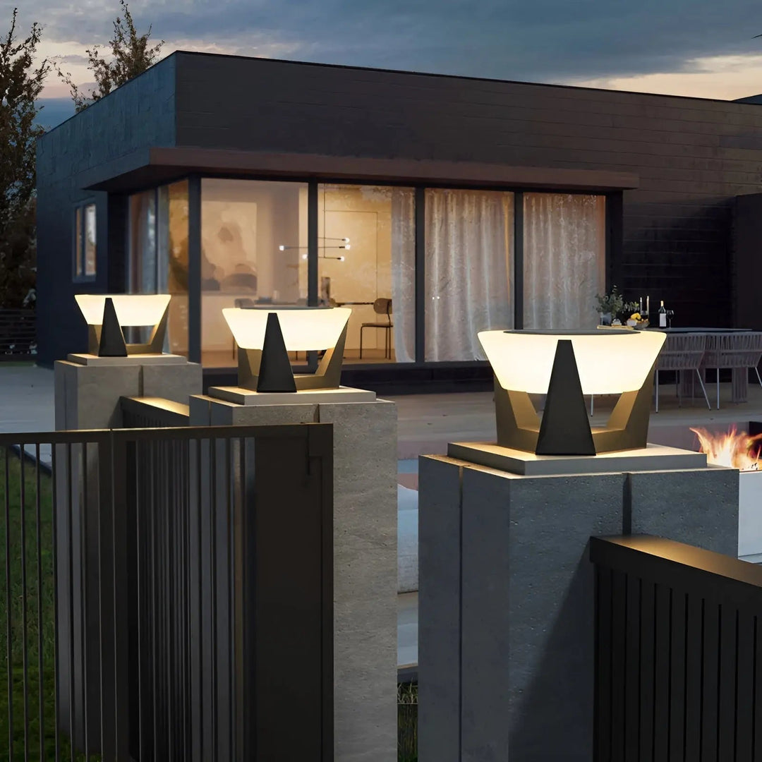 Luxuriöse japanische Solar-Gartenlampe aus Metall & Acryl für Zen-Gärten, wetterfeste LED-Außenbeleuchtung.