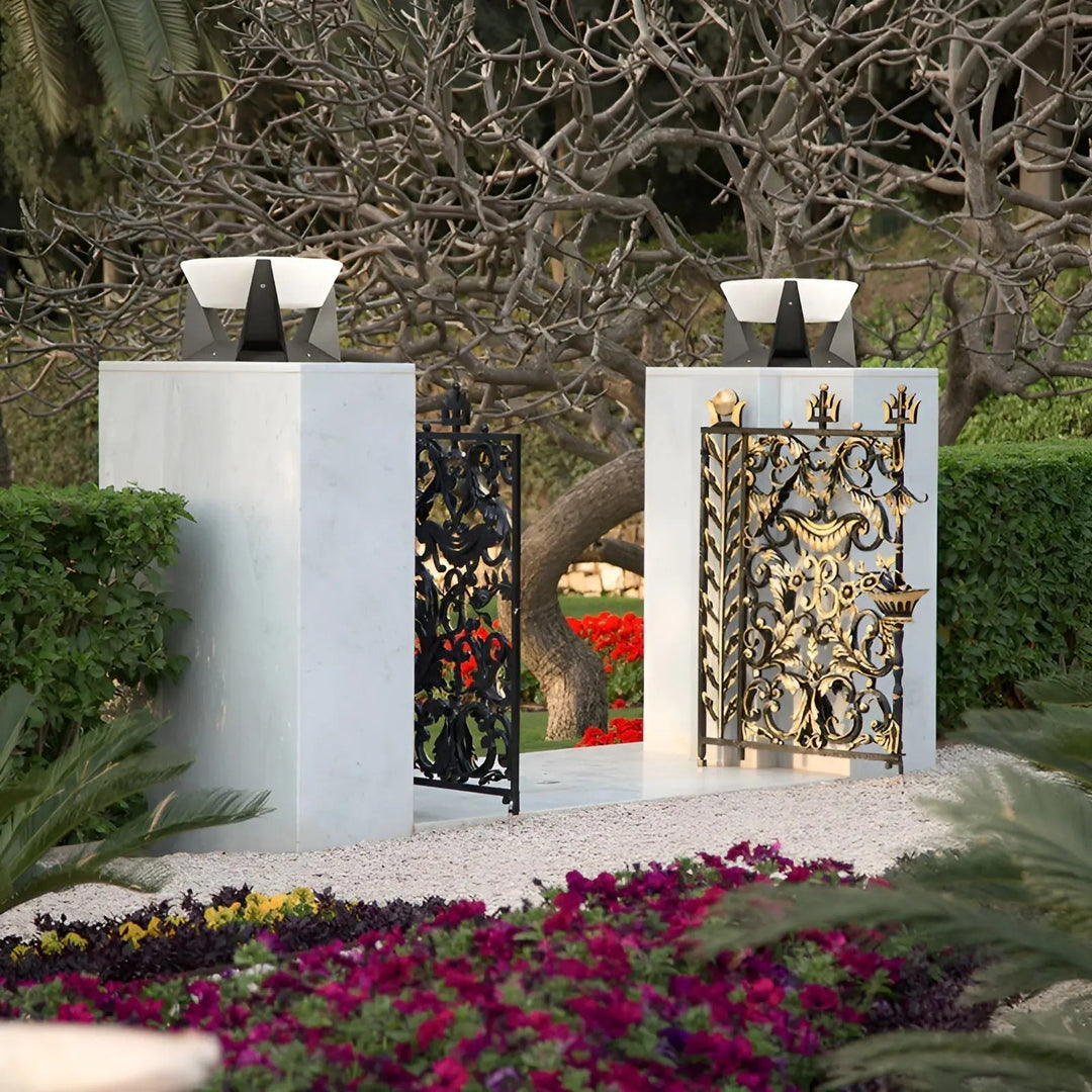 Umweltfreundliche Solar-Gartenleuchte im japanischen Stil, robuste LED-Außenlampe aus Metall & Acryl.
