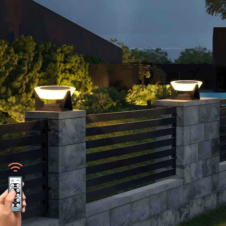 Moderne japanische Solarlampe für den Garten, energieeffiziente LED-Außenbeleuchtung aus Metall, Zen-Flair.