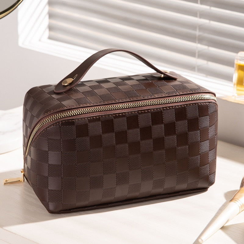 Schicke karierte Kosmetiktasche für Damen, ein luxuriöses Geschenk und ideal zur stilvollen Organisation von Make-up.