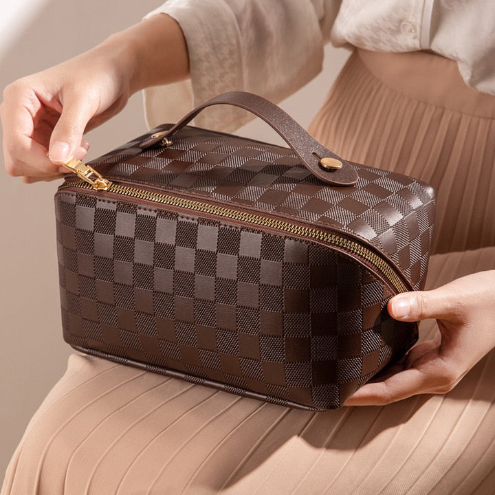 Damen Beauty-Tasche kariert, elegant und praktisch zur Aufbewahrung von Make-up und Kosmetik, ideal für unterwegs.