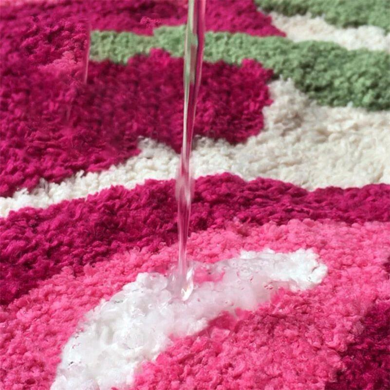 Kirsch-Tuft Badematte, luxuriös weich, saugfähig und rutschfest, perfekt für ein gemütliches Badezimmer.