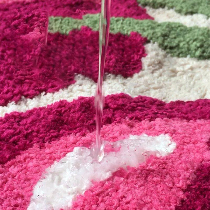 Kirsch-Tuft Badematte, luxuriös weich, saugfähig und rutschfest, perfekt für ein gemütliches Badezimmer.