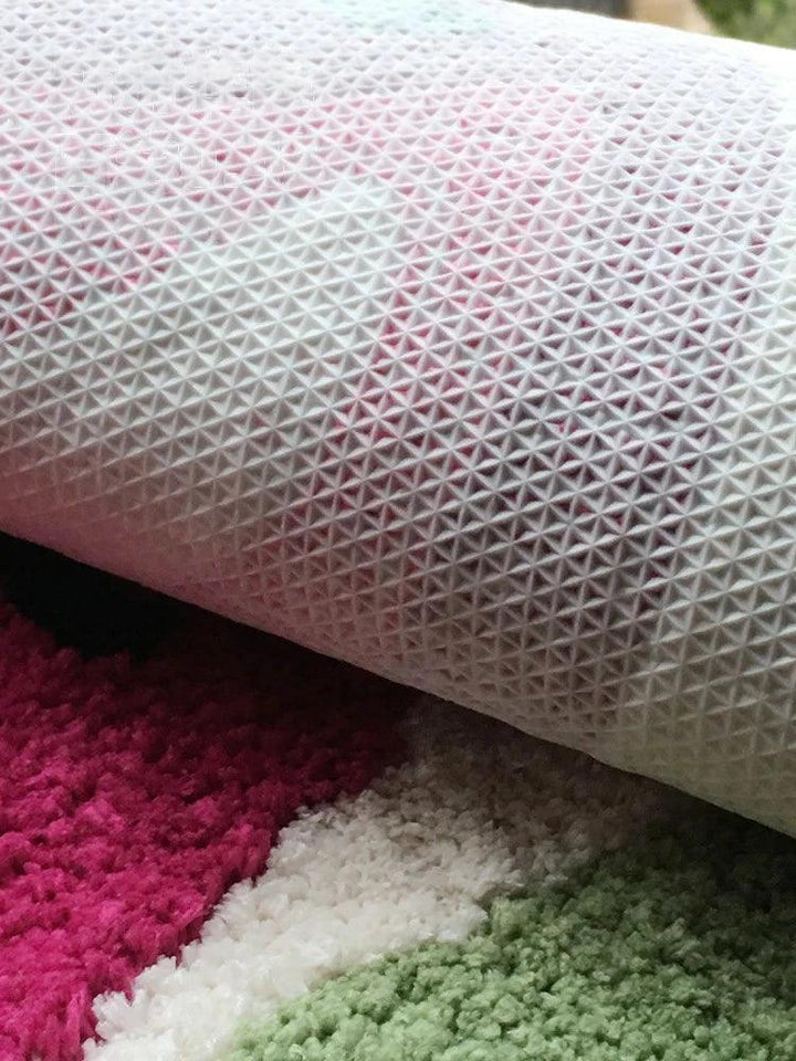 Hochwertige getuftete Kirsch-Badematte mit weicher Textur und rutschfester Unterseite für optimalen Halt.