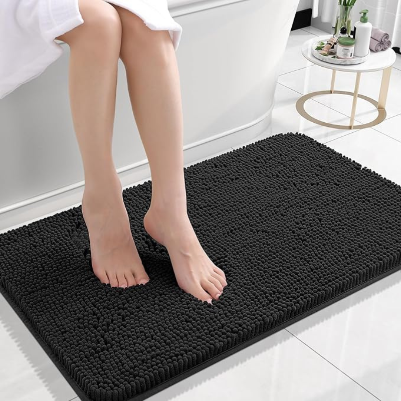 Luxuriöse, saugfähige Badematte aus Polyester, ideal für ein trockenes und komfortables Badezimmer.