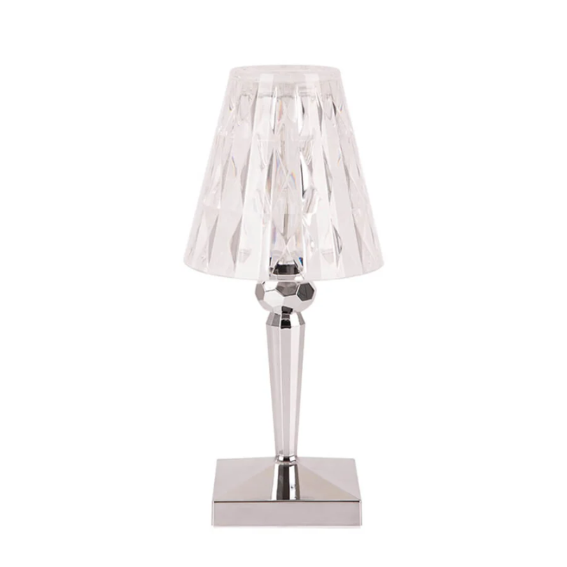 Luxuriöse Kristall-Tischlampe mit elegantem Design; schafft glamouröse Ambientebeleuchtung im Wohnzimmer.