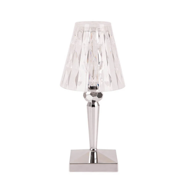 Luxuriöse Kristall-Tischlampe mit elegantem Design; schafft glamouröse Ambientebeleuchtung im Wohnzimmer.