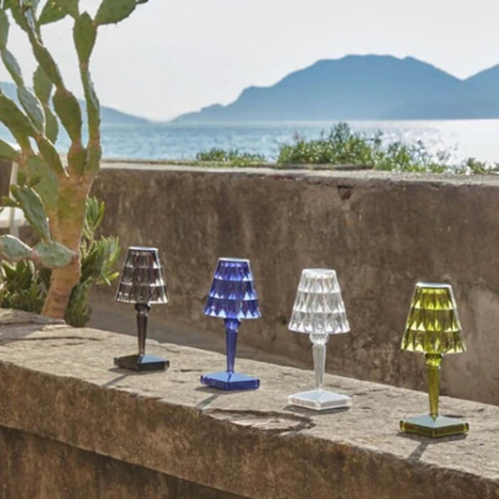 Luxuriöse Kristall-Tischlampe, perfekt platziert in einem modern eingerichteten Wohnzimmer.