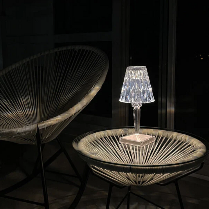 Exquisite Kristall-Dekolampe mit goldfarbenem Fuß, bringt Luxus und modernes Design.