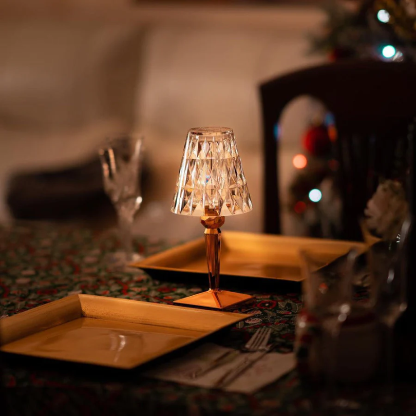 Moderne Luxuslampe aus Kristall für den Esstisch oder als elegante Akzentbeleuchtung.
