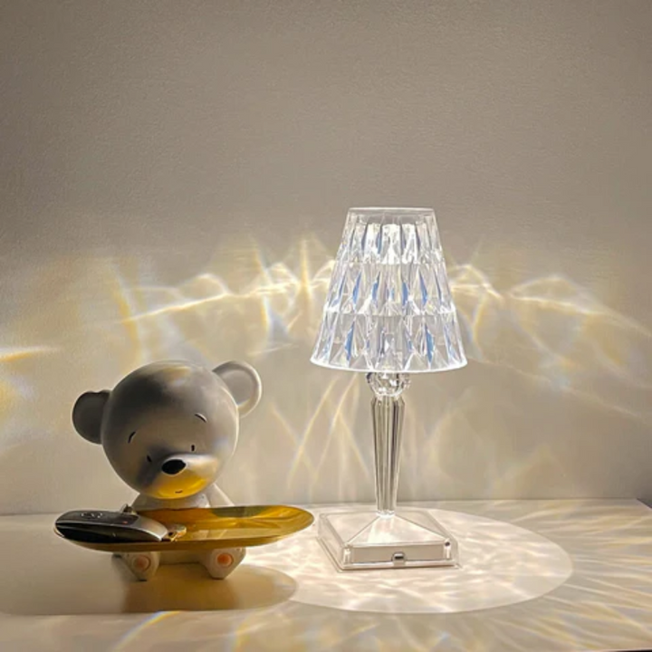 Designer-Tischleuchte aus Kristall, ein glamouröses Element für gehobenes Interieur Design.