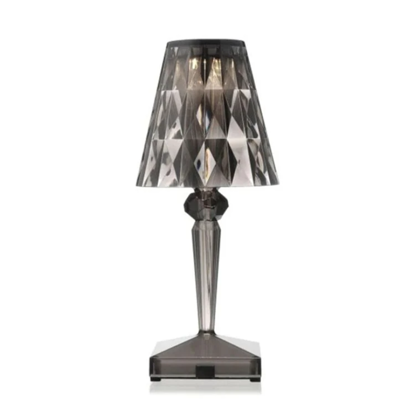 Exklusive Luxuslampe aus geschliffenem Kristall; ein moderner Blickfang auf jedem Beistelltisch.