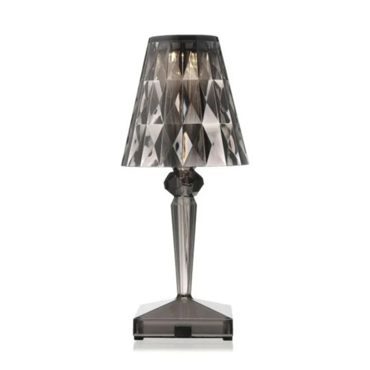 Exklusive Luxuslampe aus geschliffenem Kristall; ein moderner Blickfang auf jedem Beistelltisch.