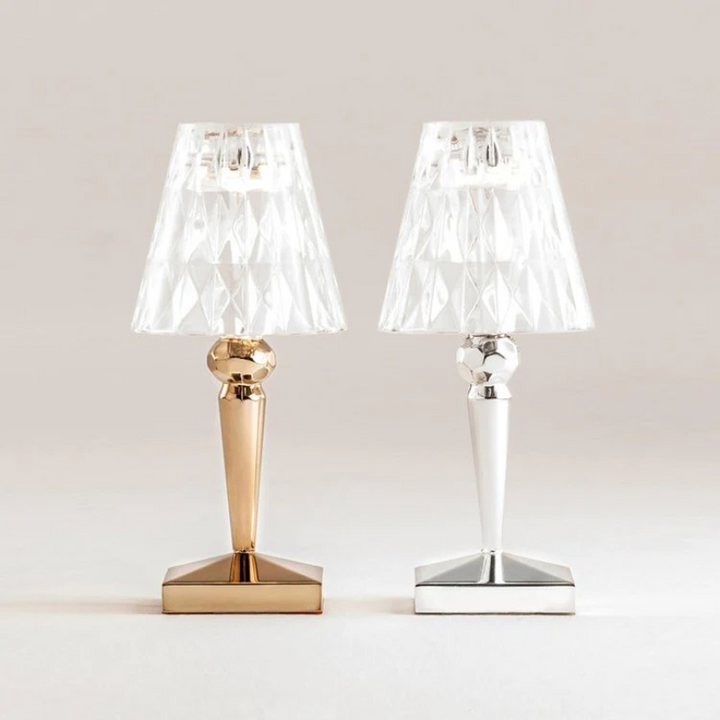 Wohnzimmerlampe mit funkelnden Kristallen, ideal für eine warme und einladende Atmosphäre.