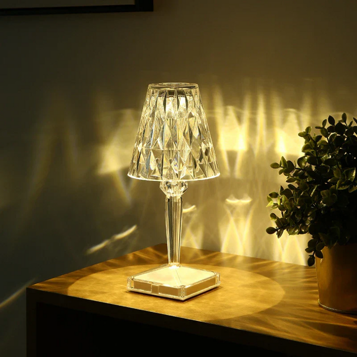 Detailaufnahme der Kristalllampe; reflektiert das Licht und zeigt das glamouröse Design.
