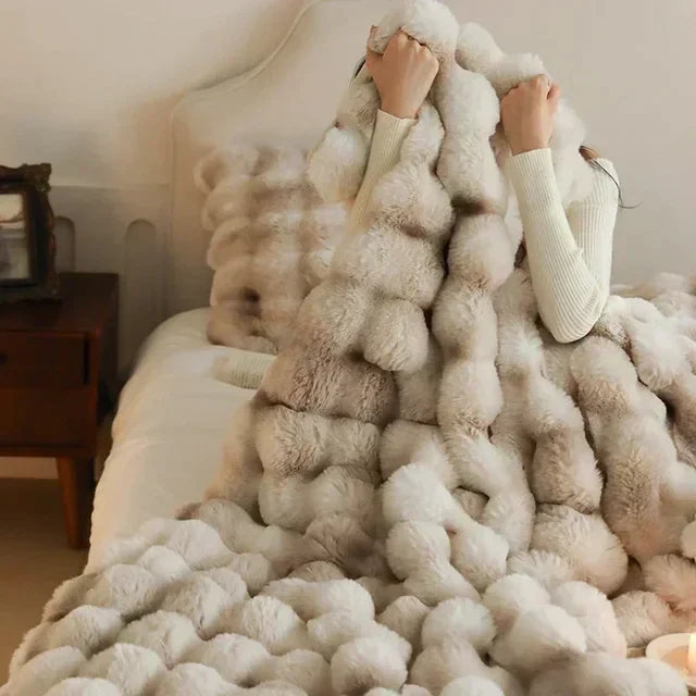 Flauschige Kunstpelz-Kuscheldecke, extra warm und strapazierfähig, ideal für kalte Winternächte.
