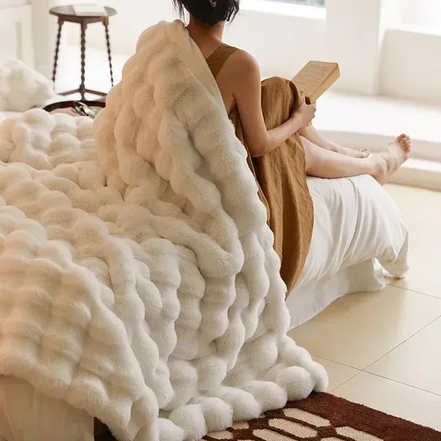 Gemütliche Wohndecke aus Kunstfell, tragbar und anti-Pilling, für Sofa, Bett oder unterwegs.