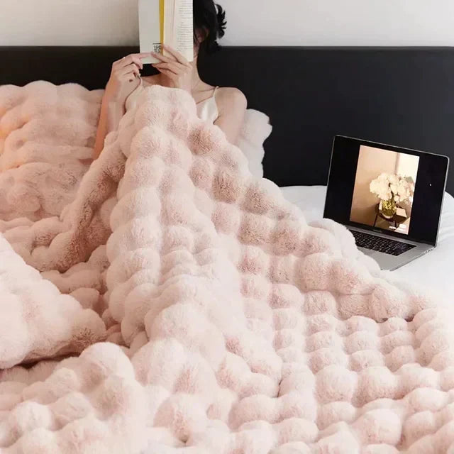 Weiche Kunstfelldecke als Sofaüberwurf, spendet Gemütlichkeit und Wärme im Wohnzimmer.