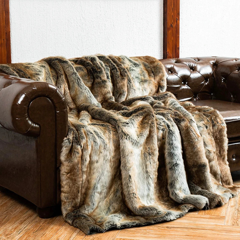 Luxuriöse Kunstfelldecke, flauschig & warm, ideal als Kuscheldecke für Sofa oder Bett.
