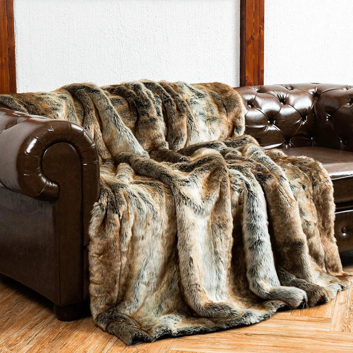 Luxuriöse Kunstfelldecke, flauschig & warm, ideal als Kuscheldecke für Sofa oder Bett.