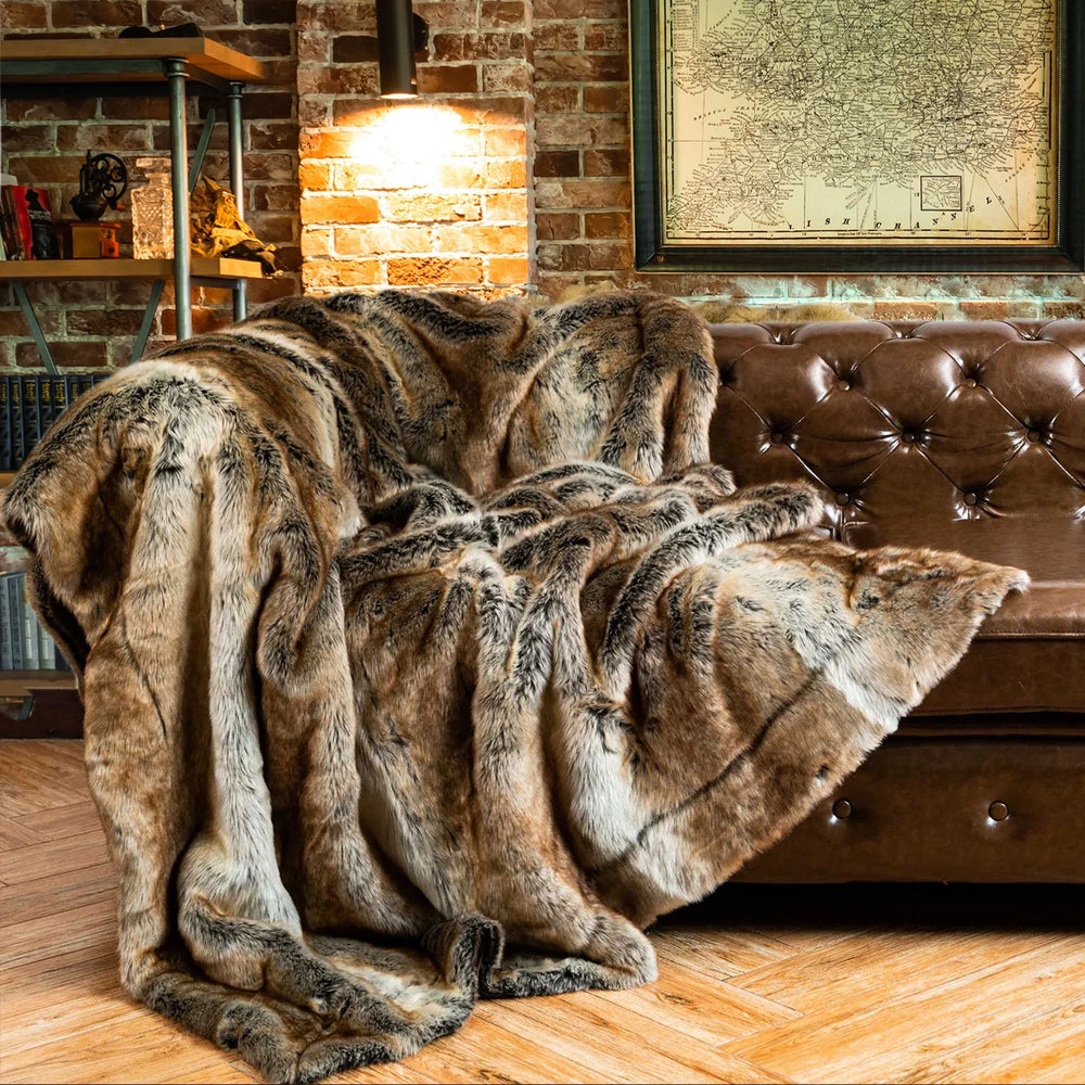 Weiche, dicke Kunstfelldecke in elegantem Design, perfekt als warme Wohndecke für den Winter.