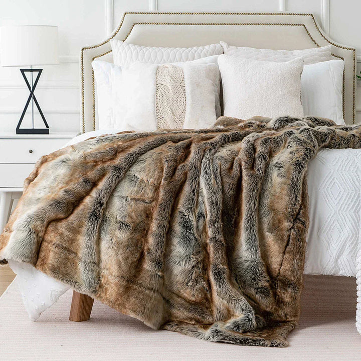 Vielseitige Kunstfell-Plaid-Decke, flauschig & warm, ideal für Sofa, Bett oder als Winterdecke.
