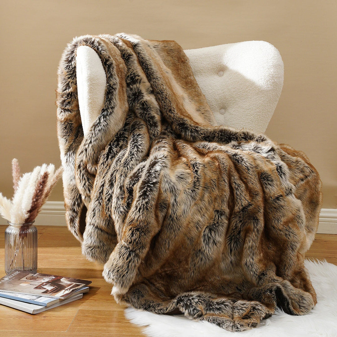 Stilvolle Kunstfell-Wohndecke, extra warm und weich, perfekt für das Sofa im Wohnzimmer.