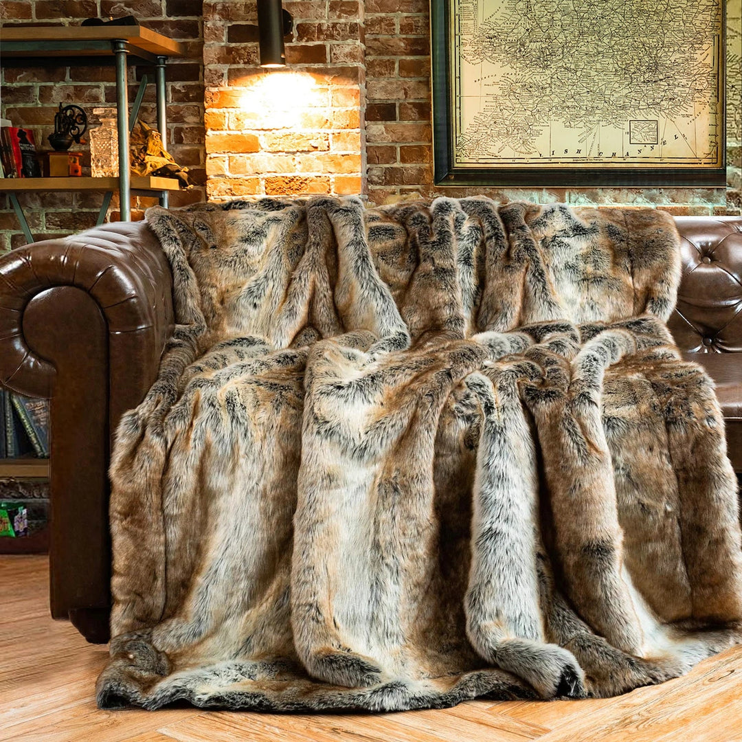 Flauschige Kunstpelzdecke, warm und gemütlich, ideal als Sofa- oder Winterdecke für Ihr Zuhause.