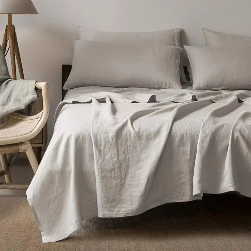 Schlichte, elegante Leinen-Bettwäsche in Monochrom-Design. Zeitlose Schlafzimmer-Deko und Textilien.