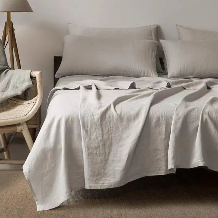 Schlichte, elegante Leinen-Bettwäsche in Monochrom-Design. Zeitlose Schlafzimmer-Deko und Textilien.