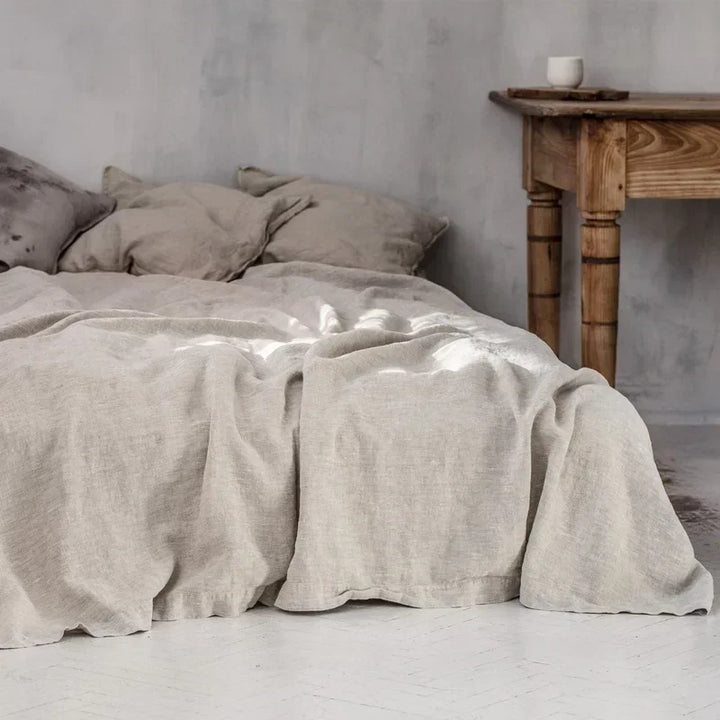 Schlafzimmer mit edler Leinen-Bettwäsche dekoriert. Luxuriöse Heimtextilien für maximalen Komfort.