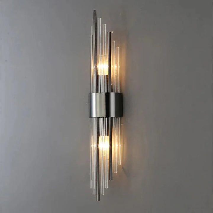 Stilvolle Luméra LED Wandlampe mit klaren Kristallen, erzeugt ein luxuriöses Licht für modernes Wohnzimmerdesign.