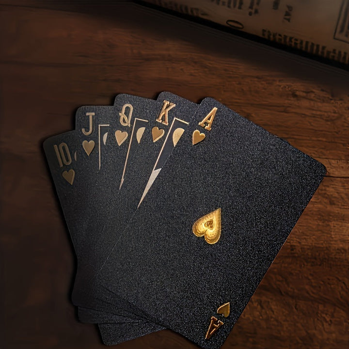 Luxuriöse schwarze wasserdichte Noctura Spielkarten für Poker & Kartenspiele, inklusive eleganter Aufbewahrungsbox.