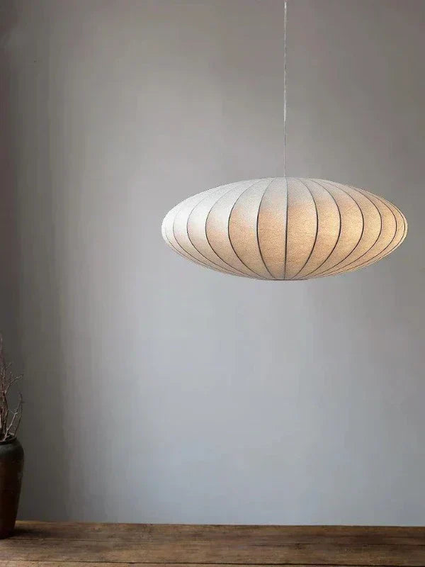 Luxuriöse Seiden-Hängeleuchte mit funkelnden Kristallen für Wohn- oder Esszimmer, stilvolle Deckenlampe.