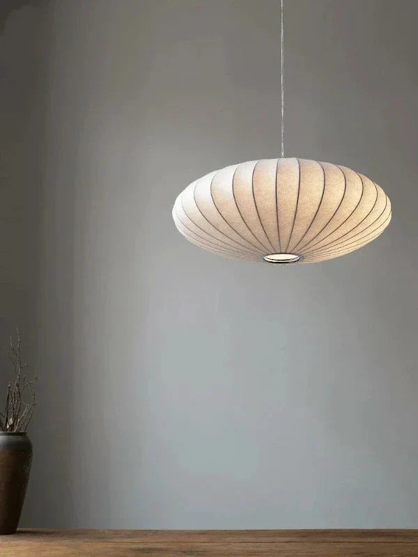 Elegante Kristall-Hängeleuchte aus Seide für luxuriöses Wohnzimmerambiente, dekorative Deckenlampe.