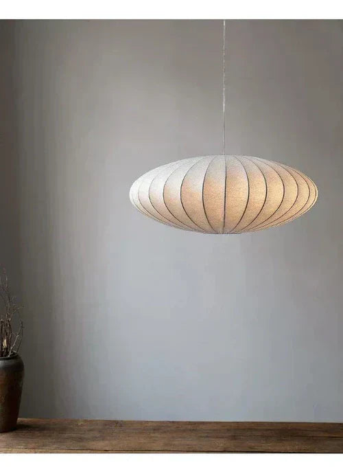 Stilvolle Kristall-Hängeleuchte mit Seidenschirm, moderne Luxusbeleuchtung für Esszimmer.