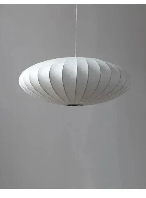 Funkelnde Kristall-Hängeleuchte aus Seide, schafft luxuriöses, glamouröses Licht im Raum.
