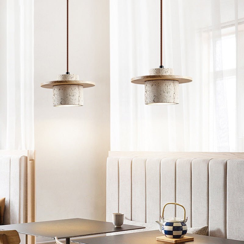 Moderne Travertin-Hängelampe mit warmem LED-Licht, perfekt als stilvolle Deckenleuchte im Schlafzimmer.