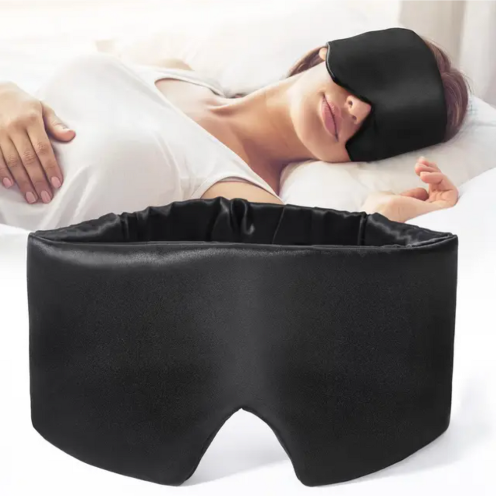 Person trägt komfortable Unisex Schlafmaske für Tiefenentspannung; ideal als Schlafhilfe & Reisebegleiter.