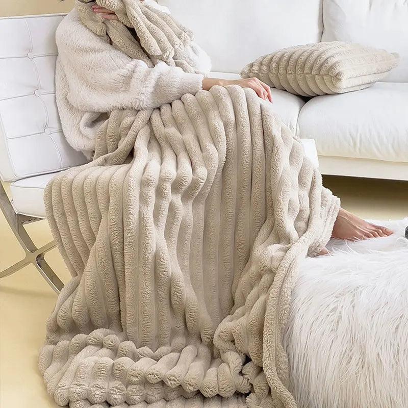 Luxuriöse, wärmende Plüschdecke für gemütliche Abende im Wohnzimmer.