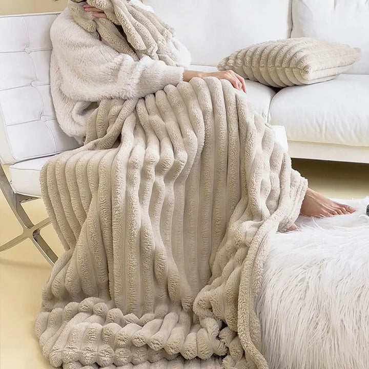 Luxuriöse, wärmende Plüschdecke für gemütliche Abende im Wohnzimmer.