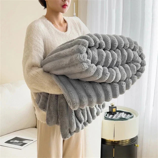 Flauschige Plüschdecke in neutraler Farbe, sorgt für warme Gemütlichkeit und ist eine Bereicherung für Ihr Heim.