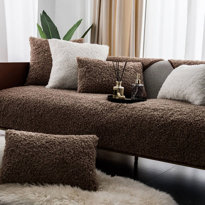 Luxuriöse Teddyfleece-Sofaabdeckung für extra Wärme und Schutz; ideal für Haustiere im Wohnzimmer.