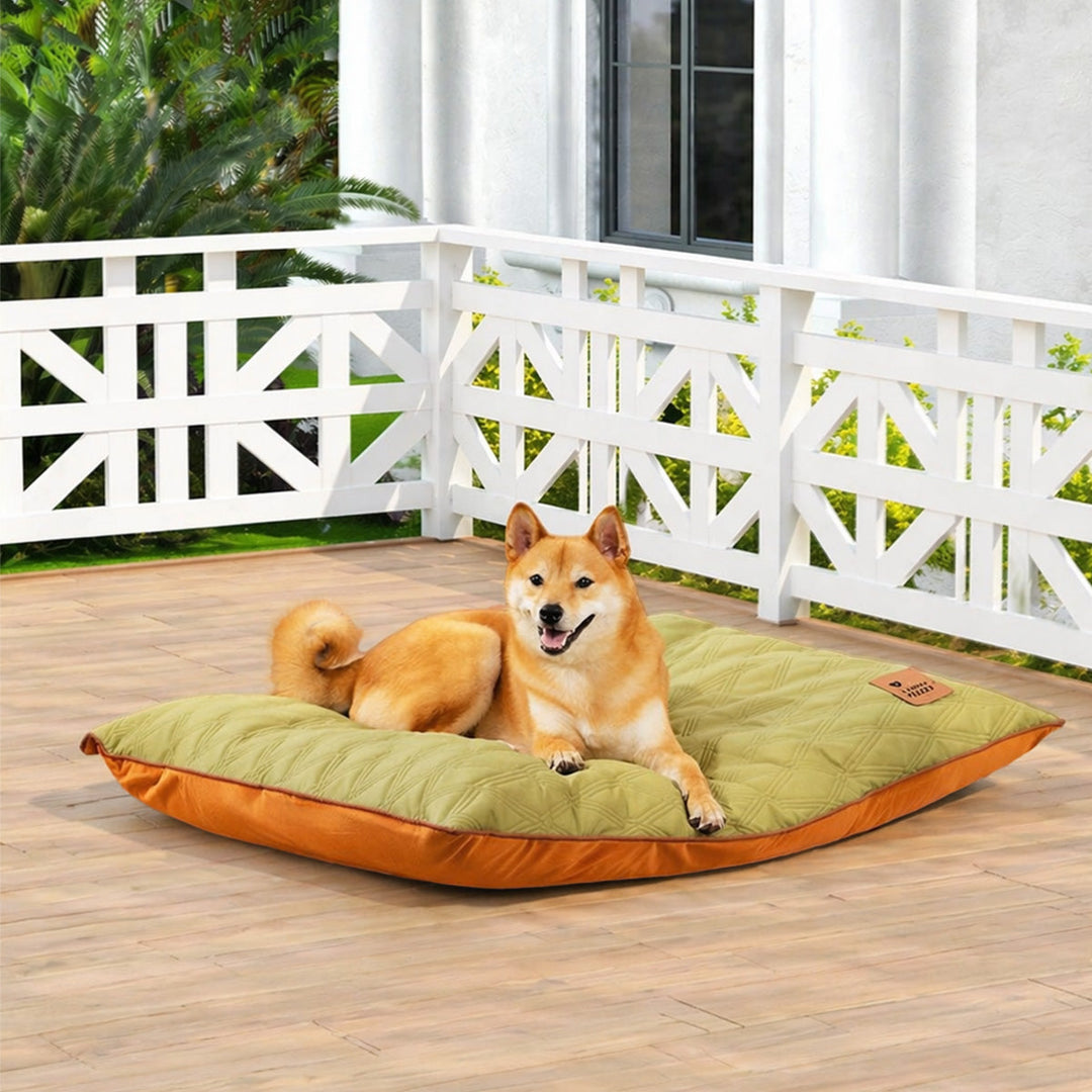 Luxuriöse, wasserabweisende Hundematte für Komfort & Schutz. Beidseitig nutzbar, pflegeleicht.
