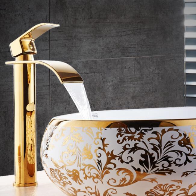 Stylische Wasserfallarmatur aus Messing, Einhandmischer für ein luxuriöses Bad-Design.