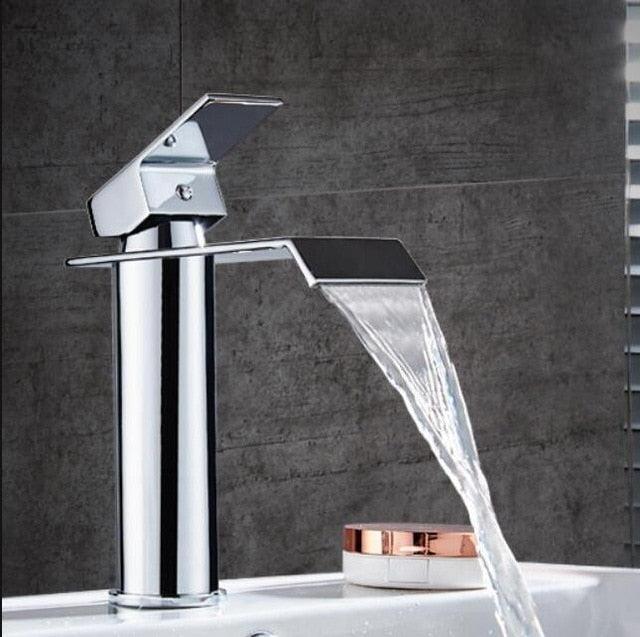 Weiße Wasserfallarmatur, Messing Einhandmischer für minimalistisches Luxusbadezimmer. Typ: May2023